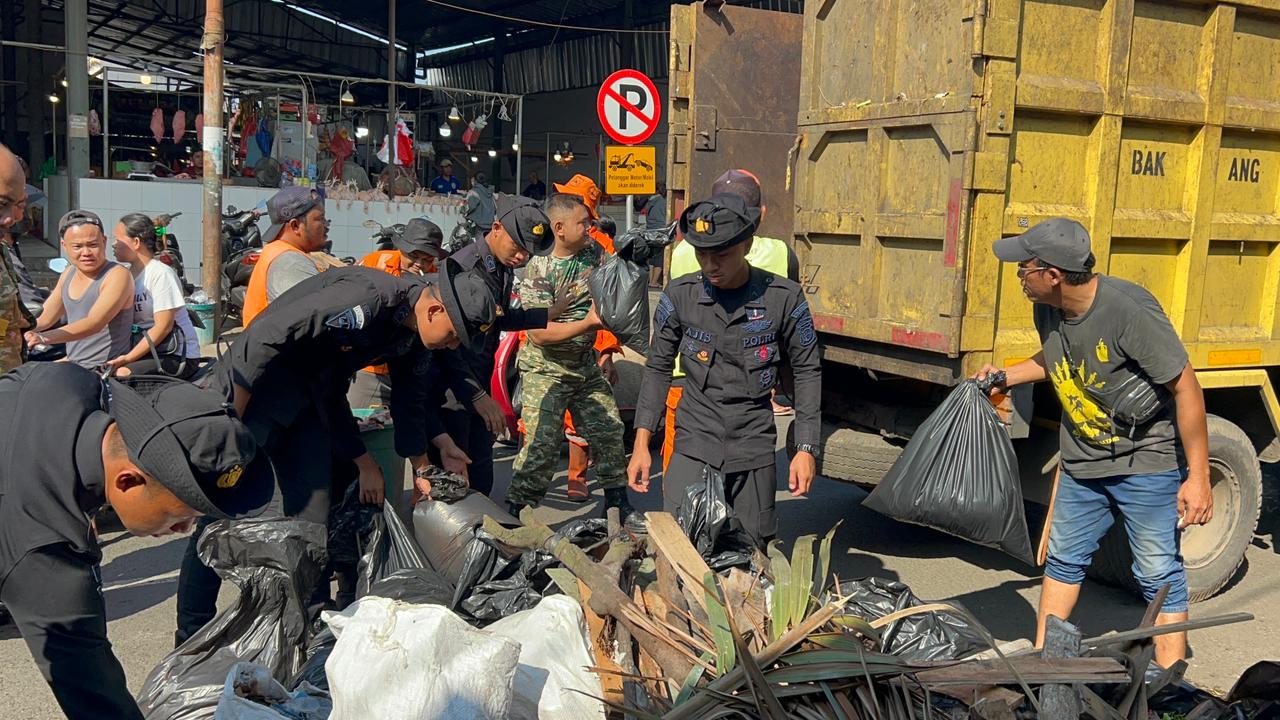 Brimob Polda Metro Jaya Bersihkan Pasar Ciputat, Lingkungan Sehat dan Aktivitas Warga Lebih Nyaman