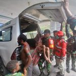 Aparat Gabungan TNI Bersama RSUD Mulia dan PMI Kab Puncak Jaya Evakuasi Pengungsi Korban Penembakan KKB di Distrik S