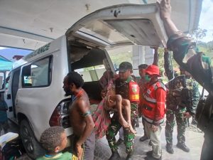 Aparat Gabungan TNI Bersama RSUD Mulia dan PMI Kab Puncak Jaya Evakuasi Pengungsi Korban Penembakan KKB di Distrik S
