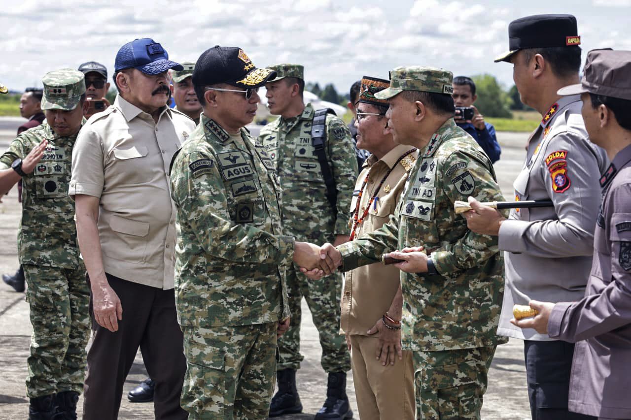 Panglima TNI Dampingi Menhan RI Tinjau Penertiban Lahan Tambang  di Kalteng