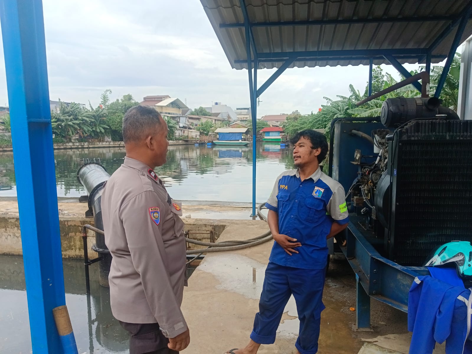 Sinergi Polisi dan Petugas Pompa Air, Cegah Genangan di Kawasan Pesing Garden