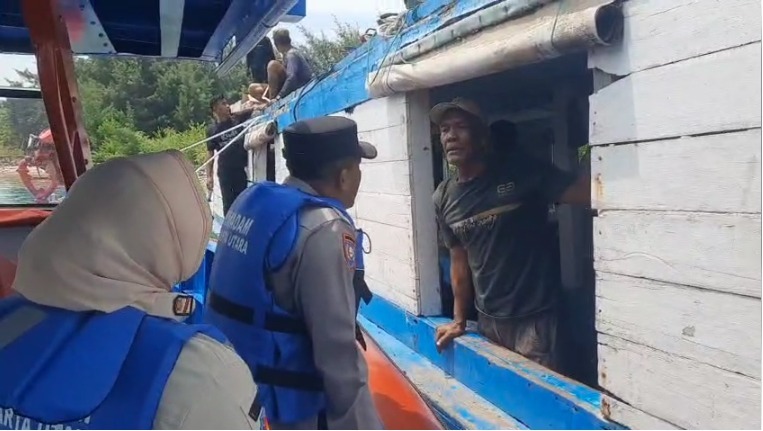 Aksi Cepat Polisi Evakuasi 54 Penumpang KM Ansori Mati Mesin di Perairan Kepulauan Seribu, Semua Selamat