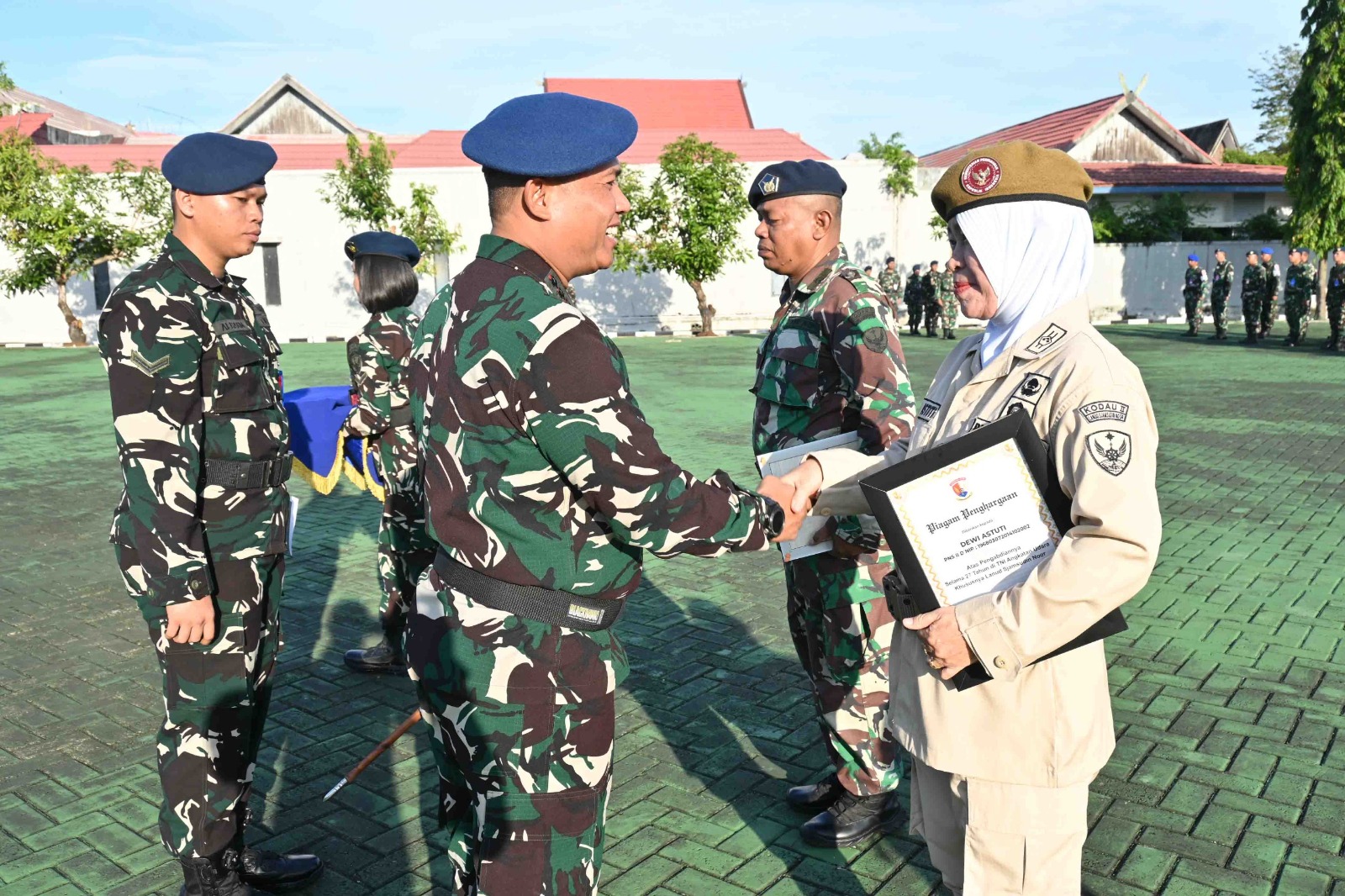 Komandan Lanud Sjamsudin Noor Lepas Dua Personel Terbaiknya yang Mengakhiri Tugas