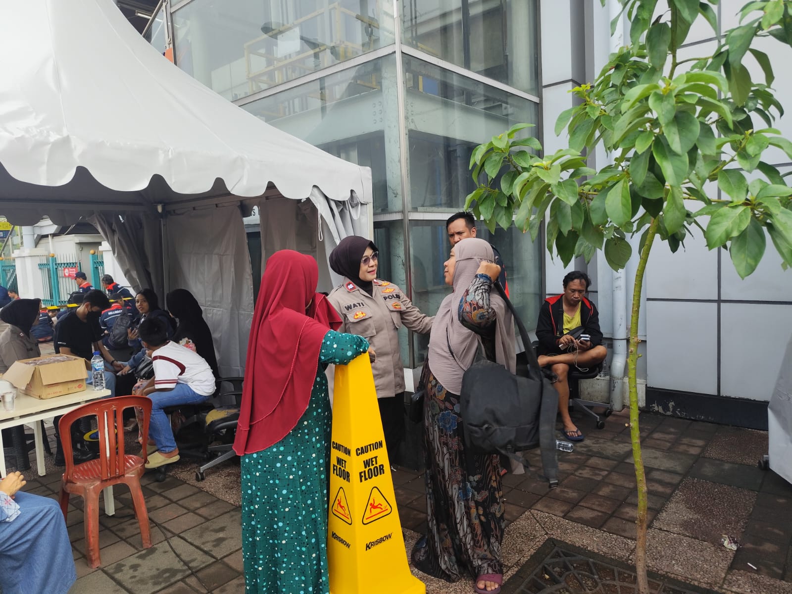Polwan Dampingi Keluarga Korban Kecelakaan Kereta di Bekasi Timur