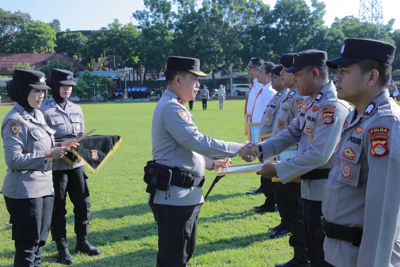Kapolda Sultra Beri Penghargaan ke 128 Personel Berprestasi, Dari Pengungkapan Kasus hingga Medali Kejuaraan