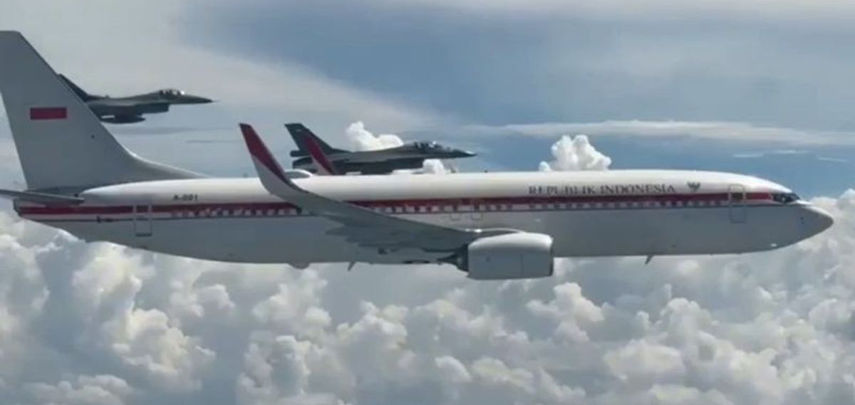 Dari Kokpit Indonesia One, Prabowo Sampaikan Apresiasi ke Pilot Tempur TNI AU