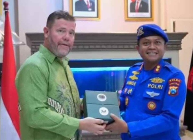 Polda Jatim Terima Penghargaan U.S FWS atas Upaya Pemberantasan Perdagangan Satwa Liar