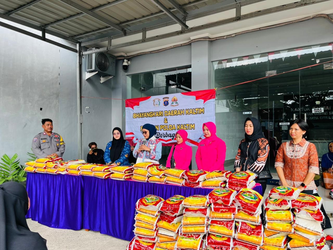 Polwan Polda Kaltim bersama Bhayangkari Salurkan Bansos untuk Masyarakat