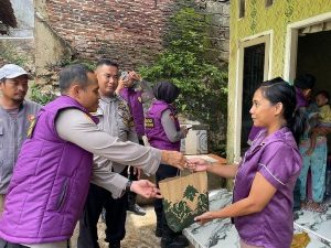 Polda Lampung Berikan Trauma Healing Dan Sembako Kepada Masyarakat Terdampak Banjir