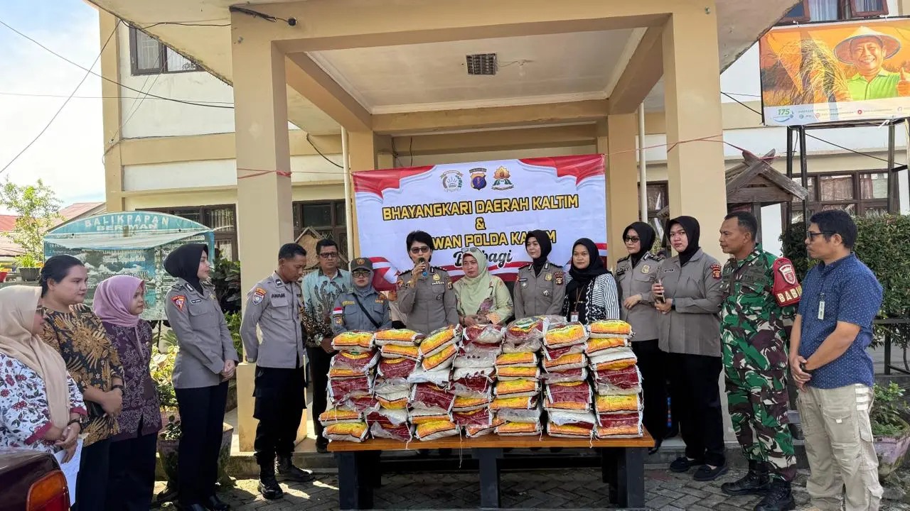 Polwan Polda Kaltim dan Bhayangkari Berbagi, 125 Karung Beras Disalurkan untuk Warga Lamaru