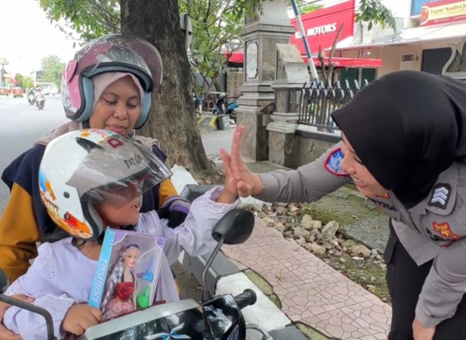 Cara Unik Satlantas Purwakarta Beri Hadiah ke Anak yang Pakai Helm Saat Patroli