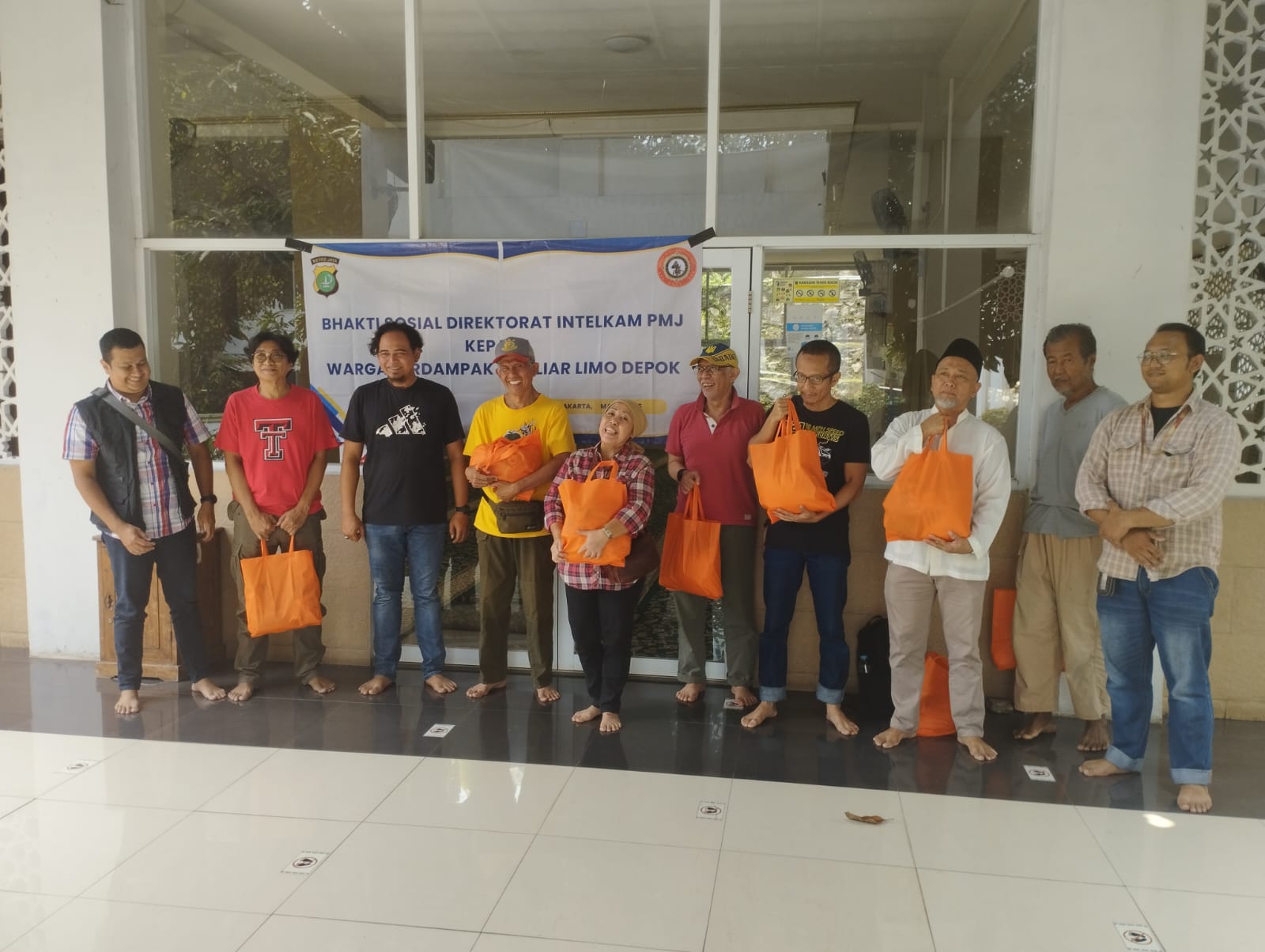 Silaturahmi Anggota Intelkam PMJ dengan Warga Terdampak TPA Liar Limo di Depok