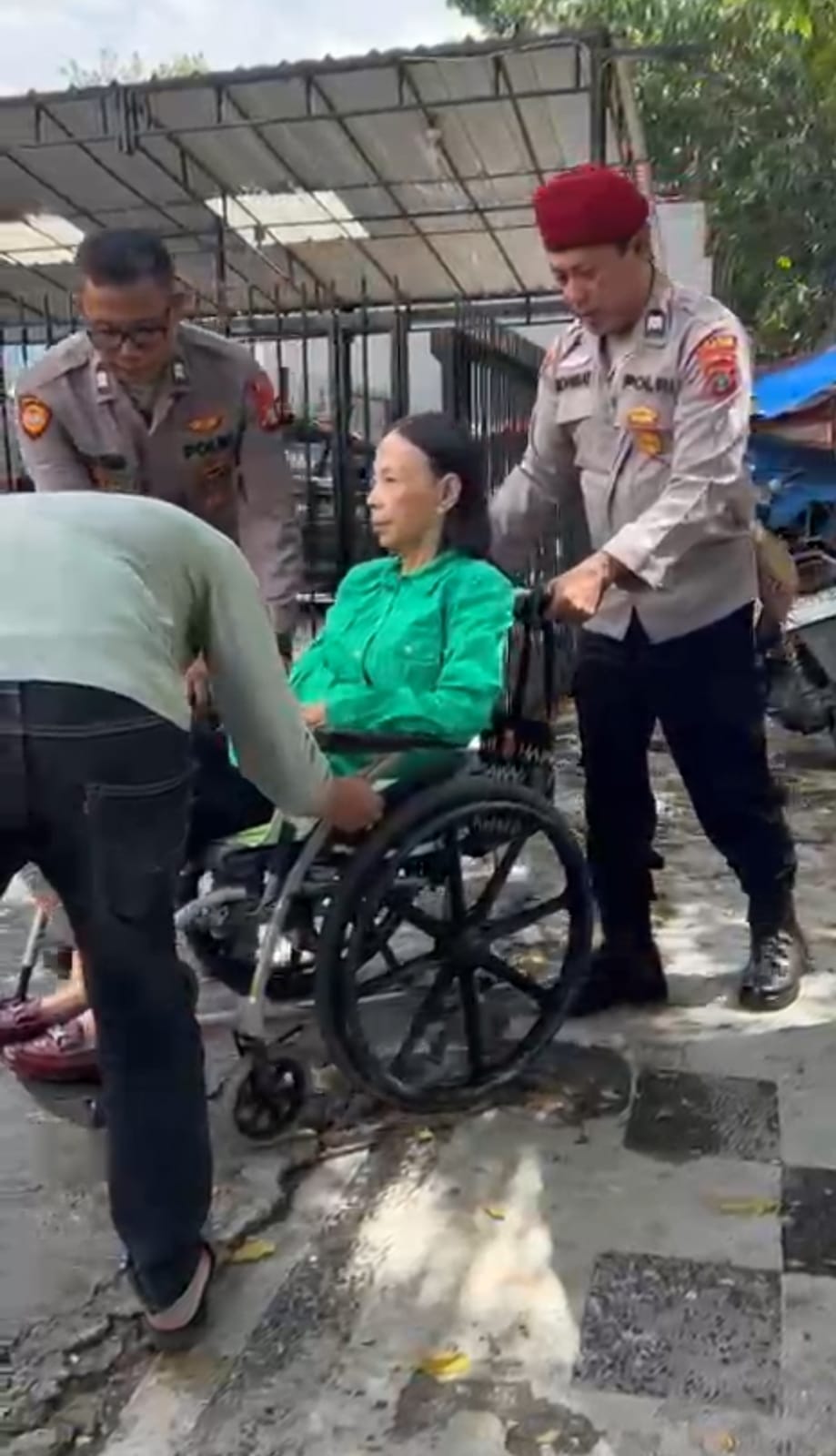 Potret Polisi Humanis, Personel Polsek Kebon Jeruk Bantu Jemaat Saat Paskah