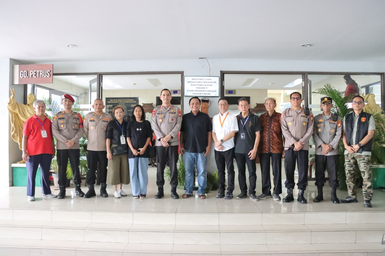 Wakapolres Metro Jakbar Monitoring Pengamanan Misa Paskah di Gereja ST Petrus Paulus