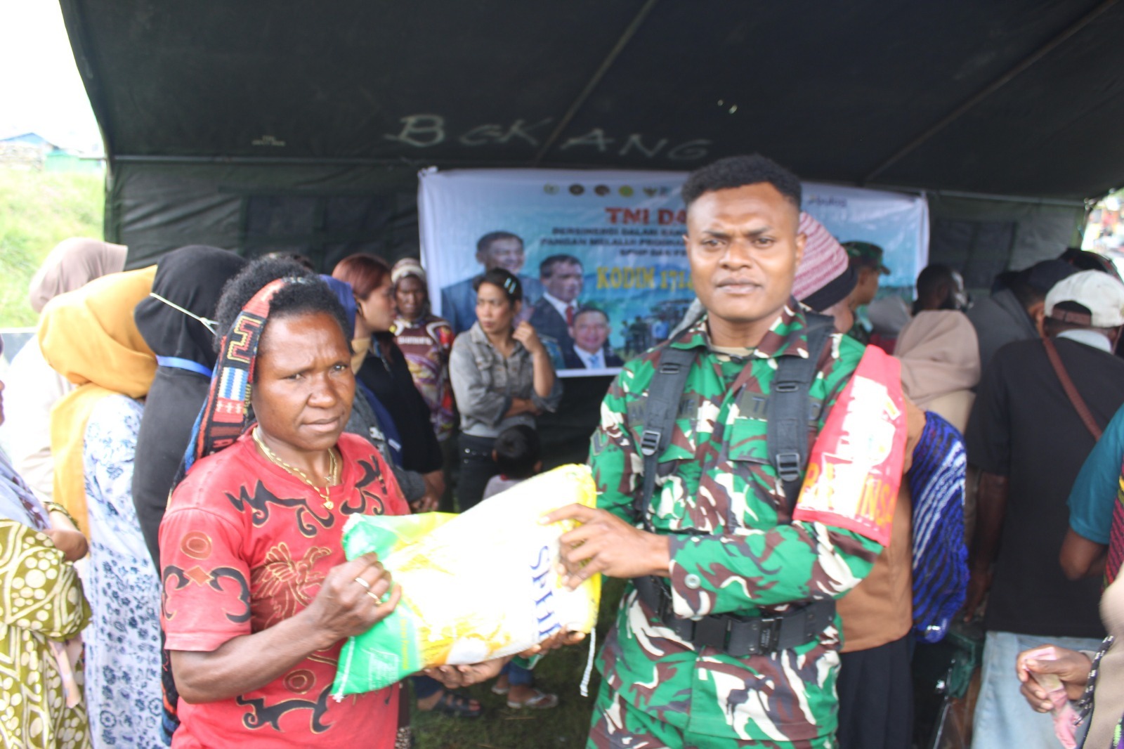 TNI dan Bulog Bersinergi, Hadirkan Program Pangan Murah Beras Dukung Swasembada Pangan di Kab. Puncak Jaya