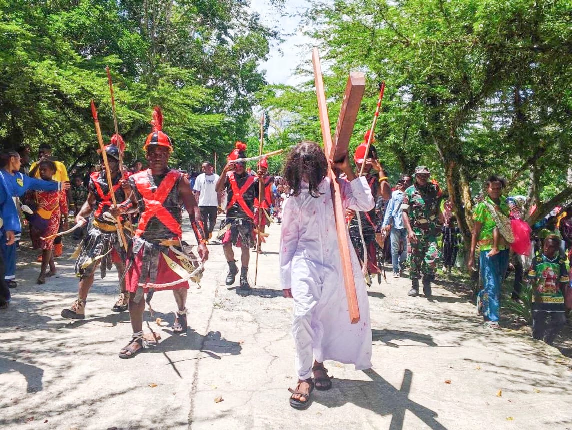 Babinsa Mapurujaya Lakukan Pengamanan Prosesi Ibadah dan Jalan Salib di Distrik Mimika Timur