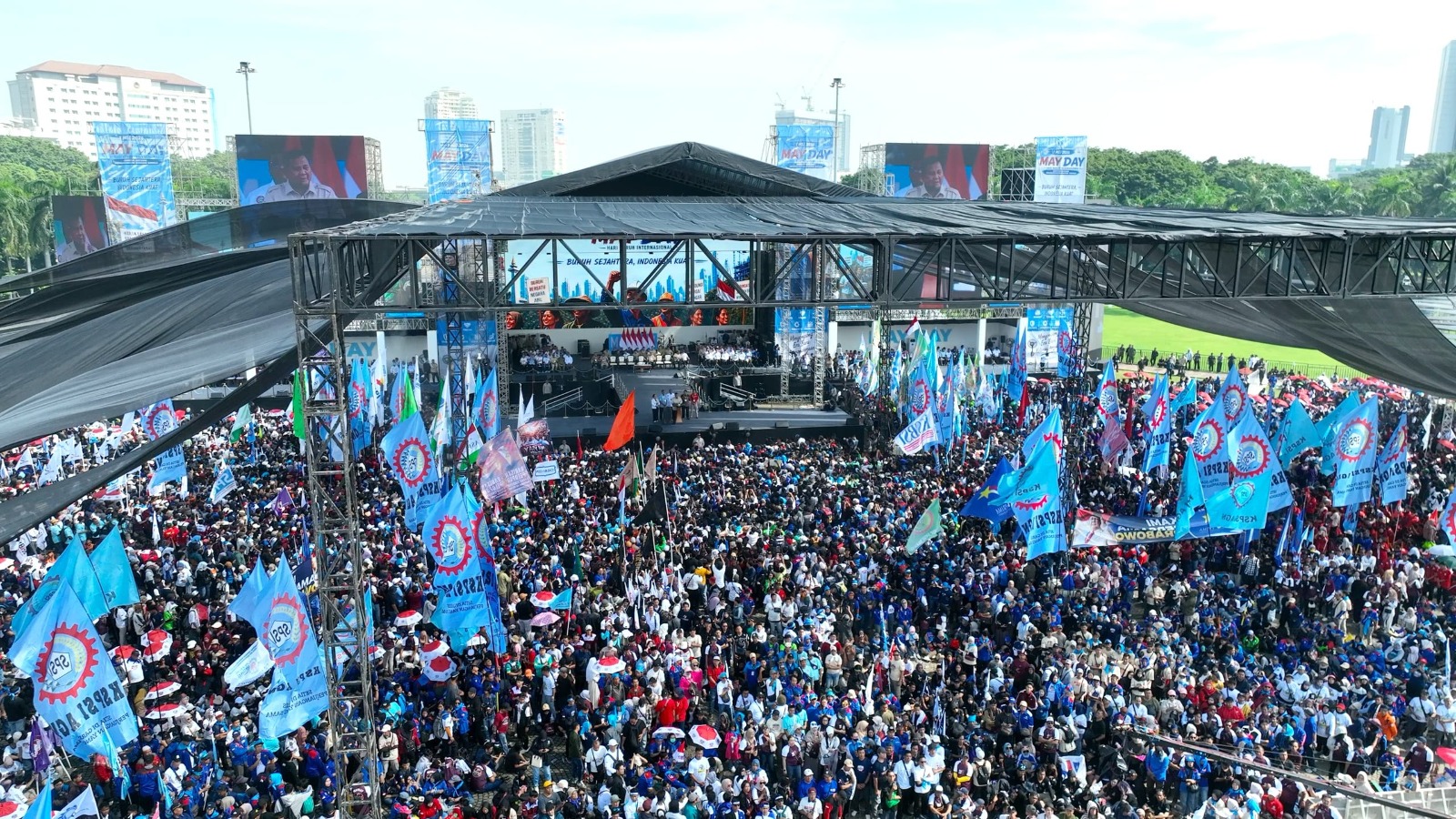 Panglima TNI Dampingi Presiden RI Hadiri  Hari Buruh Internasional