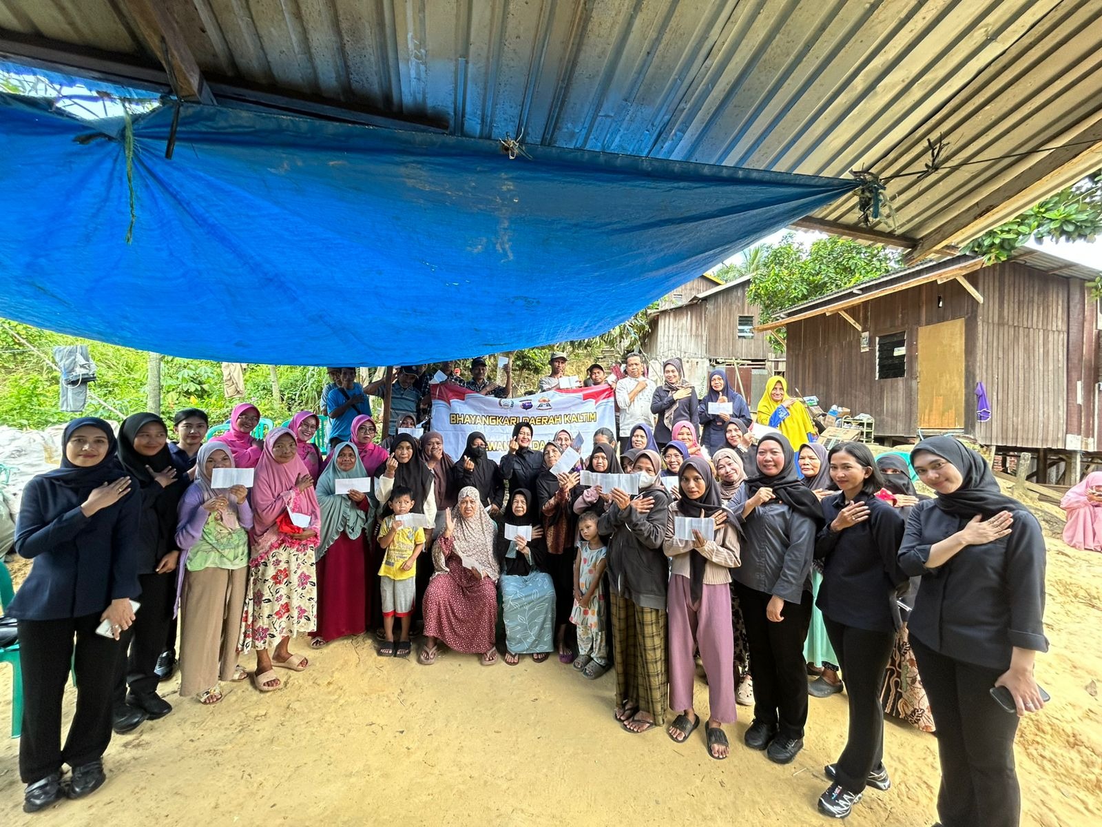 Polwan Ditresnarkoba dan Bhayangkari Polda Kaltim Berbagi, Salurkan Bantuan kepada Warga Sepinggan Raya