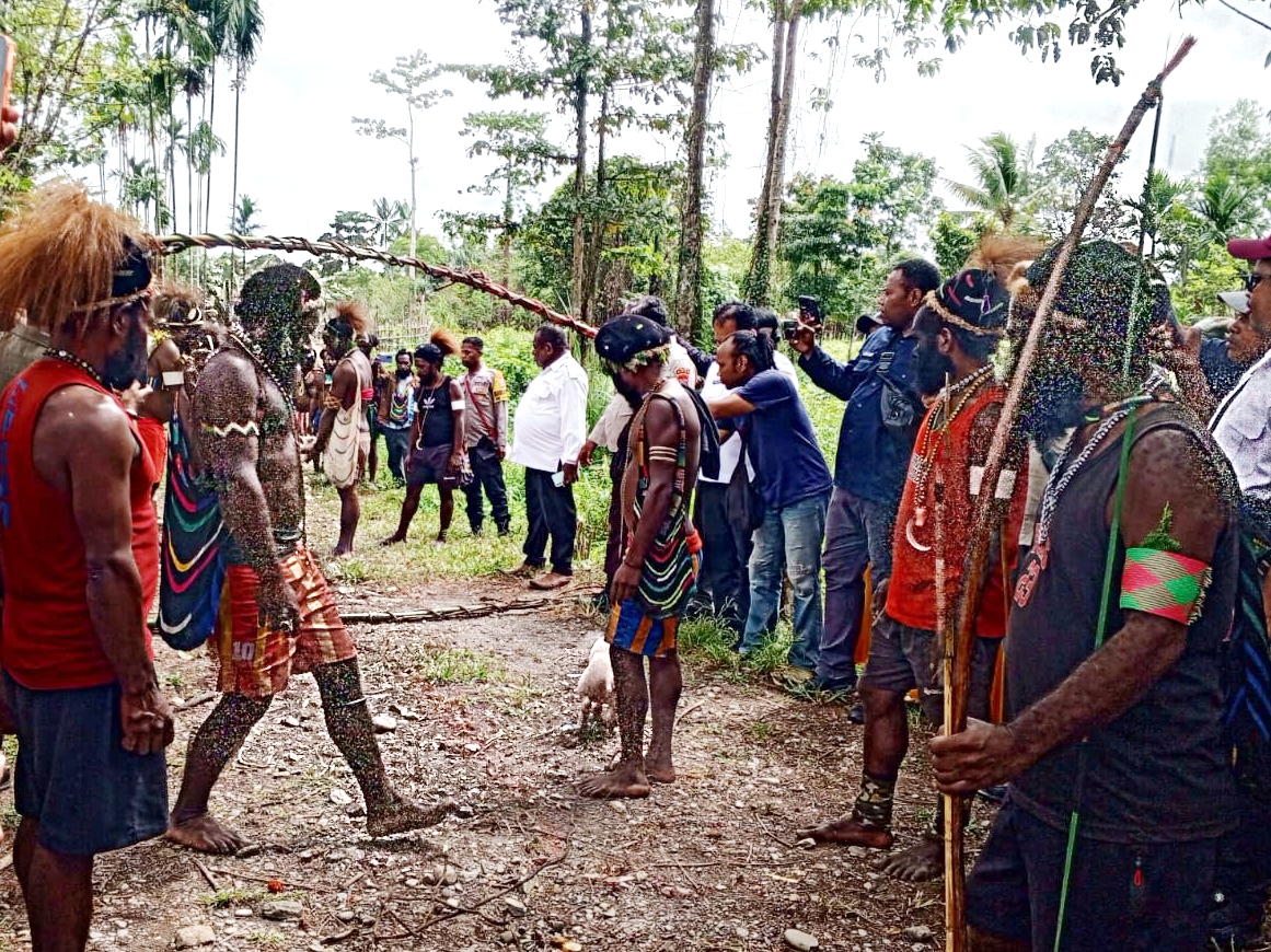 Dandim 1710/Mimika Ajak Warga Jaga Persaudaraan dalam Prosesi Perdamaian Perang Suku di Kwamki Narama